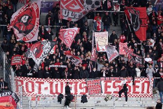 Fans besprühen Gästeblock bei Spiel von Erzgebirge Aue gegen Essen – Polizei ermittelt Täter - Fans von Rot-Weiss Essen am Sonntag im Erzgebirgsstadion in Aue.