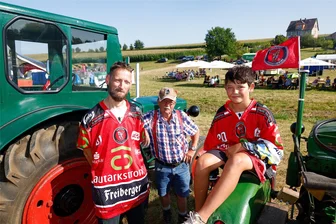 Fans der Eispiraten Crimmitschau fachsimpeln auf der Dorf-Party: Wo landet das Team in der neuen Saison? - Sie waren aus Freiburg angereist, um im Kurz-Urlaub auch auf die Dorf-Party zu kommen: Christian Rust, Winfried Link und Ben Rust (von links) am Samstagnachmittag in Gösau.