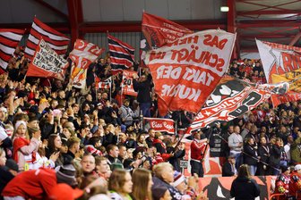 Fans der Eispiraten Crimmitschau sagen Sonderzug ab: Warum der Club das finanzielle Risiko nicht absichert - Mit Bussen statt mit einem Sonderzug fahren die Eispiraten-Fans zum Auswärtsspiel nach Bietigheim-Bissingen.