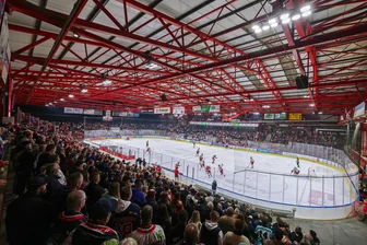 Fans der Eispiraten Crimmitschau verwüsten Toiletten in der Donau-Arena Regensburg - Blick in das Kunsteisstadion im Sahnpark: Eispiraten-Fans hinterließen auswärts in Regensburg eine Spur der Verwüstung.