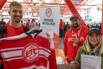 Fans der Eispiraten Crimmitschau wollen mit Wette den ETC unterstützen - Ihren Stand für die Mitgliederwerbung stellen die Vertreter der Fangruppe "Kultras" - im Foto von links Tom Höhne, Patrick Klitsch und Gina-Marie Ballon - bei jedem Heimspiel der Eispiraten Crimmitschau auf.