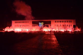 Fans des Chemnitzer FC feiern Vereinsjubiläum - Polizei stoppt Feuerwerk um Mitternacht - Rund 250 Fans versammelten sich Mitternacht vor dem Stadion und zündeten Punkt Mitternacht Bengalos.