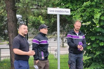Fans des FC Erzgebirge Aue eröffnen am Erzgebirgsstadion Gerd-Schädlich-Platz - Jörg Püschmann, Stefan Schlenkrich und André Zeuner (v. l. n. r.) von der Auer Fanszene nahmen die Einweihung vor.