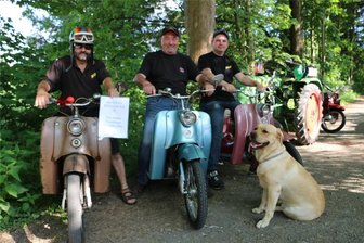 Fans des Kleinrollers Simson KR 50 fahren nach Gefell: Warum das Fahrzeug nur selten gebaut wurde - Roland Färber, Andreas Zeh und Matthias Schöniger (von links) sowie Hund Paul je auf einem Kleinroller Simson KR 50.