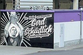 Fans ehren legendären Trainer von Auer Club - Die Fanszene des FC Erzgebirge Aue hat jetzt diese Wand im Stadiongelände im Gedenken an Gerd Schädlich gestaltet.