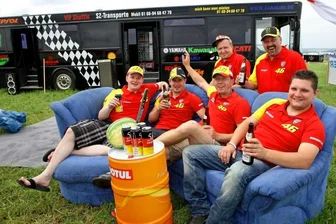 Fans feiern Vorfreude auf Motorsport Grand Prix in Oberlungwitz - Sven Szewczyk und Jens Leonhardt (von links) feiern gemeinsam mit ihren Freunden auf dem Ankerberg.
