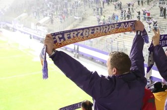 Fans feuern Veilchen gegen Schalke an - Die 1000 Zuschauer verloren sich fast in der großen Arena. Vor allem die wenigen Fans auf der sonst vollen Stehtribüne wirkten sehr übersichtlich.