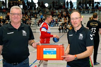 Fans füllen Spendenbox -