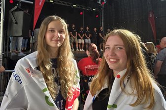 Fans, Sonne, Autogramme: Crimmitschauer bei Stadtfest im Eishockeyfieber - Lucia und Johanna sind leidenschaftliche Fans, die die Vorstellung der Eispiraten verfolgten.