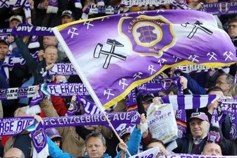 Fans stehen zum Verein: Im Herzen für immer lila-weiß - Fans von Erzgebirge Aue schwenken Schals und Fahnen - das wird am Sonntag gegen Heidenheim nicht anders sein, obwohl der Abstieg aus der 2. Bundesliga wohl nicht mehr zu vermeiden ist.