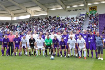 Fans und Spieler genießen Wiedersehen der Fußball-Idole im Erzgebirge - Erinnerungsfoto: Die Auer Fußball-Legenden vor den Zuschauern. Wer für welche Mannschaft spielt, wurde übrigens erst kurz vor Beginn der Partie ausgelost.