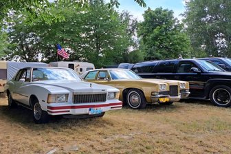 Fans von Ami-Schlitten treffen sich in Geringswalde zum Kaffee - Mit „Cars and Coffee“ hoffen die Veranstalter auf einen gut bestückten Bahnhofsvorplatz.