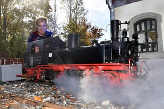 Fans von dampfenden Loks sind am Wochenende nach Langenau eingeladen - Zum Dampf- und Modellbahntreffen wird am Wochenende nach Langenau eingeladen, im Bild Modellbauexperte Torsten Seipt aus Sayda mit einer Dampflok. Das Foto entstand 2024 in Langenau.