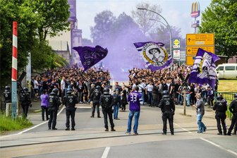 Fans von Erzgebirge Aue planen Marsch zum Erzgebirgsstadion - Mit einem Fanmarsch zum Stadion feiern die Anhänger des FC Erzgebirge Aue am Wochenende sich selbst und ihren Verein - hier ein Bild aus dem Vorjahr.