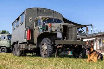 Fans von Militärfahrzeugen treffen sich im Vogtland: Was sie an ihrem Hobby so fasziniert - Der Werkstattwagen aus dem Jahr 1944 ist der Star des diesjährigen „Manövers Frühauf“.