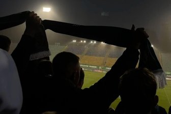 Fanschals über den Grabsteinen: Was ein deutscher Fußball-Fan in der Ukraine erlebte - Schnappschuss von der Tribüne. Es stehen sich die Mannschaften von Karpaty Lviv und Polissia Zhytomyr gegenüber. Oft müssen Spiele wegen Luftalarms unterbrochen werden.