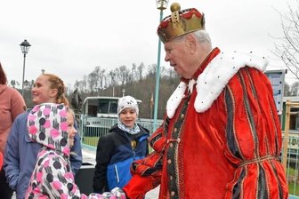 Fantasievoller Start an der Talsperre Kriebstein - Ein integrer Willkommensgruß des Königs alias Norbert Hein erreichte diese junge Besucherin der Märchenparade.