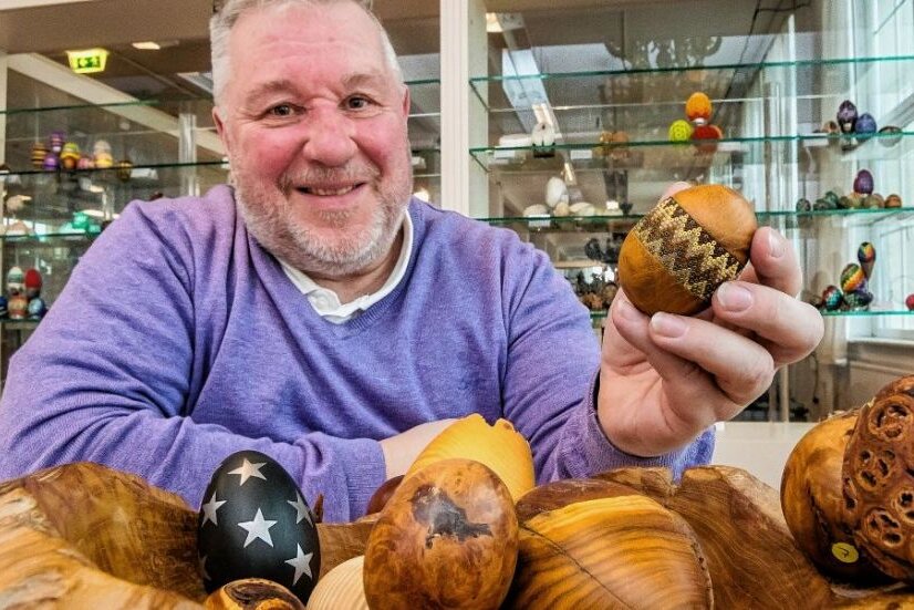 Fantasiewelten rund ums Ei: In Gelenau wird eine neue Ausstellung vorbereitet - Helmut Meister, der diesmal 600 Schmuck- und Künstlereier aus seiner Sammlung mit nach Gelenau gebracht hat, zeigt ein hölzernes Ei, das er mit Glasperlen verziert hat. 