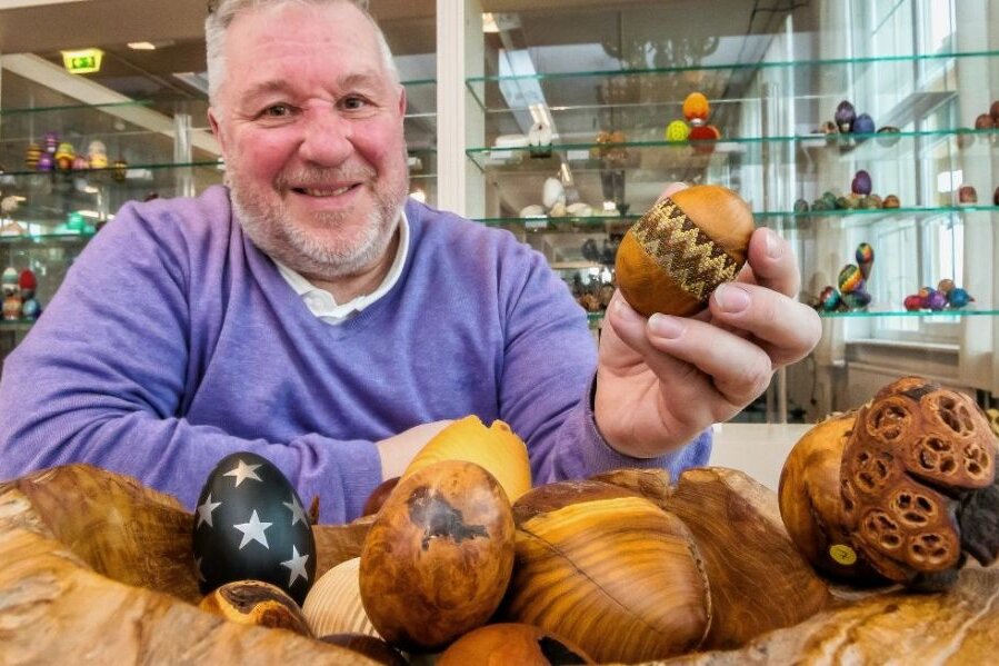 Fantasiewelten rund ums Ei - Helmut Meister, der diesmal 600 Schmuck- und Künstlereier aus seiner Sammlung mit nach Gelenau gebracht hat, zeigt ein hölzernes Ei, das er mit Glasperlen verziert hat. 