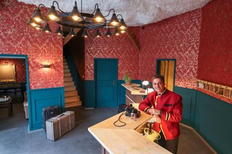 Fantastisches hinter Hoteltüren: Westsachsen bekommt einen noch nie dagewesenen Abenteuerspielplatz - Mathias Wrobel als Hotelpage: Der Gastwirt im Niedermülsener Genusshof hat die komplette Scheune umgebaut.