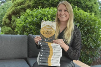 Fantasy-Liebhaberin aus Adorf schickt Heldin in Abenteuer - Der dritte Fantasy-Roman von Marie Krüger aus Adorf trägt den Titel „Maskendiebin - Lügen und Licht“.