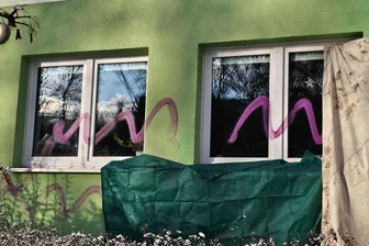 Farb-Attacke gegen Abtreibungsgegner in Chemnitz: Bekennerschreiben veröffentlicht - Teile der beschmierten Fassade wurden mit Decken und Planen notdürftig verdeckt.