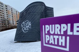 Farb-Attacken: Purple-Path-Kunstwerk in Zwickau erneut beschmiert - Erneut haben Unbekannte auf dem Werk von Jana Gunstheimer in Zwickau Schmierereien hinterlassen.