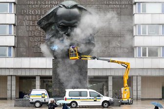 Farbanschlag auf Karl-Marx-Monument: Polizei ermittelt Verdächtigen - Die blaue Farbe wurde am 5. Mai von einer Spezialfirma vom Karl-Marx-Monument entfernt.