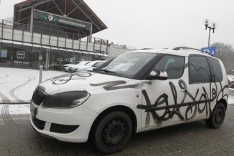 Farbanschlag auf vermeintliches Blitzerauto - weißer Skoda schwarz angesprüht -