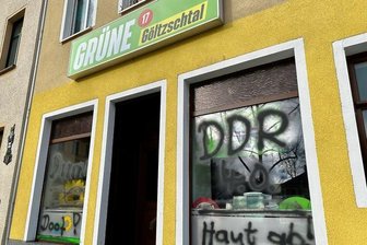 Farbanschlag: Grünen-Büro beschmiert - Farbanschlag auf das Büro der Partei Die Grünen am Altmarkt in Auerbach. 