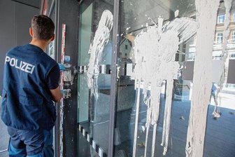 Farbattacke auf das Landratsamt - Nicht nur die Eingangstür war über und über mit weißer Farbe beschmiert.
