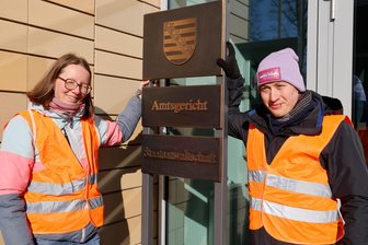 Farbattacke auf Deutsche Bank in Chemnitz: Entschuldigt die Klimakrise die Aktionen der „Letzten Generation“? - Vor dem Amtsgericht in Chemnitz: Juliane Schmidt und Elias Veit von der „Letzten Generation“. Die Aktivisten wurden wegen eines Farbanschlags zu Geldstrafen verurteilt. Auch ein Klimanotstand rechtfertige derlei Aktionen nicht, urteilte das Gericht.