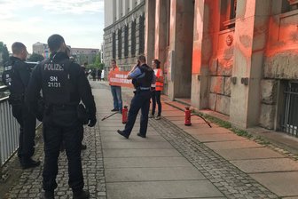Farbattacke auf Deutsche Bank in Chemnitz: Prozess gegen zwei Aktivisten der „Letzten Generation“ beginnt - Die Aktion wurde damals von mehreren Seiten scharf kritisiert.