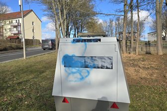 Farbattacke auf Super-Blitzer im Landkreis Zwickau: Täglich tappen um die 50 Autofahrer auf der B 175 in die Falle - Mit blauer und weißer Farbe haben Unbekannte den Blitzer an der B 175 verschmiert.