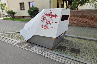Farbattacke auf „Super-Blitzer“ in Zwickau: Geleastes Gerät am Nordplatz mit roter Farbe besprüht - Der „Super-Blitzer“ in Zwickau wurde beschmiert.