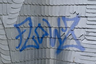 Farbattacke auf Zwickauer „Purple Path“: Kunstwerk mit blauer Farbe besprüht - Das Purple Path Kunstwerk wurde am Donnerstagabend besprüht.
