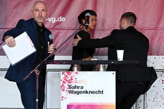 Sahra Wagenknecht, Vorsitzende des Bündnis Sahra Wagenknecht (BSW), wird von einem Personenschützer von der Bühne gebracht, nachdem es einen Angriff mit roter Farbe während der Wahlkampf-Veranstaltung auf dem Domplatz gab. Daneben steht Steffen Quasebarth, Listenkandidat des BSW. Am 1. September 2024 wird in Thüringen ein neuer Landtag gewählt.