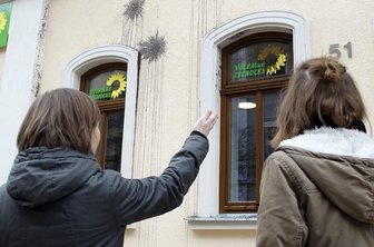 Farbattacken auf Grünen- und Linken-Büro - Auf das Parteibüro der Grünen am Brühl sind in der Nacht Farbkugeln geworfen worden.