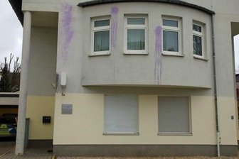 Farbbeutel-Attacken: Polizei fasst Täter - Deutlich sichtbar: Die Farbbeutel landeten im Dezember 2019 auch am Polizeiposten in Crimmitschau.