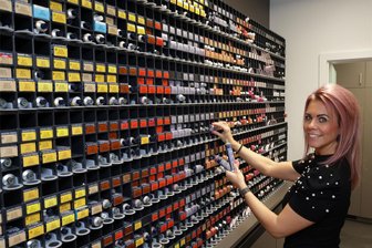 Farbe statt Dauerwelle: Wie sich die Arbeit im Friseursalon geändert hat - Friseurin Monique Sachs führt den Friseursalon Andrich auf der Herrmannstraße in dritter Generation.