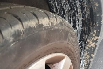 Farbe verloren, Straße verschmutzt - Nicht nur dieser Autofahrer hatte unter der Fahrbahnverschmutzung zu leiden - die weißen Farbspuren sind deutlich zu erkennen. 