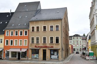 Farben-Köhler in Mittweida: Das sind die Pläne für das letzte unsanierte Haus am Marktplatz - Blick auf das Gebäude von Farben-Köhler am Mittweidaer Marktplatz.