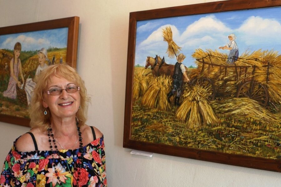 Farbenfreudige Bilder zeigen in Leubnitz das Leben auf dem Land - Stephanie Schnabel zeigt in ihrer Ausstellung auch verschiedene Bilder mit landwirtschaftlichen Motiven von früher.
