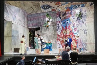 Farbenfrohe Teppiche, virtuose Koloraturen und ein Würfelpuzzle: Mozarts "Entführung aus dem Serail" im Zwickauer Gewandhaus - Während der Hauptprobe zu Mozarts Singspiel im Zwickauer Gewandhaus.