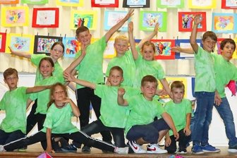 Farbenfroher Bewegungsdrang - Zum Abschluss des Tanzprojektes präsentierten sich die Grundschüler auf der Bühne im "Weißen Ross". 