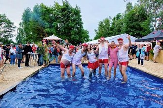 Fasching einmal anders: Narren aus Geringswalde, Kriebethal und Rossau feiern Sommerparty - Die Temperaturen waren nicht unbedingt schwimmtauglich, wovon sich die Rossauer nicht abschrecken ließen.
