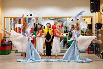 Fasching, Eislaufen und Schatzsuche: Tipps für Ferienkinder im Vogtland - Bis zu 40 Tänzerinnen bereiten sich auf ihre Auftritte bei den Faschingspartys in der Plauener Festhalle vor. Am 17. Februar beginnt dort um 16 Uhr der Kinderfasching.