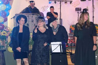 Fasching im Erzgebirge: Wo die Narren ihre Ideen hernehmen - Ein Lied, in dem Witwen schildern, wie sie ihre Männer um die Ecke gebracht haben, sorgte bei den Antonsthaler Narren für Begeisterung.