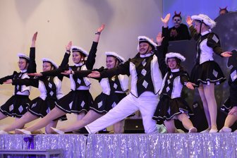 Fasching im Erzgebirge: Womit die neue Sketchgruppe in Johanngeorgenstadt das Publikum begeistert - Der Johanngeorgenstädter Faschingsverein hatte am Wochenende seinen großen Auftritt: Auch die Gardetänze kamen beim Publikum bestens an.
