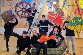 Fasching im Hotel an der Talsperre Kriebstein: Saison gerettet, Zukunft weiter ungewiss - Der Kriebethaler Faschingsclub (KFC) ist für die 57. Saison gerüstet. Der Saal in Höfchen kann genutzt werden, das Bühnenbild steht schon in großen Teilen.